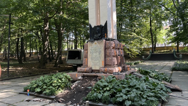 Франківське підприємство "Пам'ять" не знайшло братської могили під радянським монументом у Чернівцях 1
