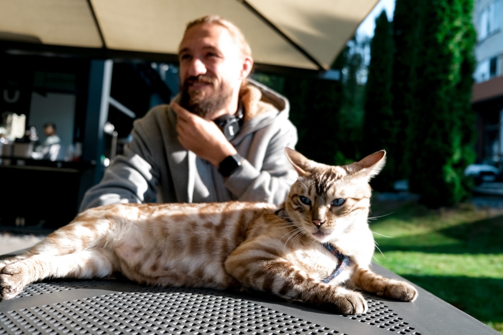 Кіт Нік і його власник Роман