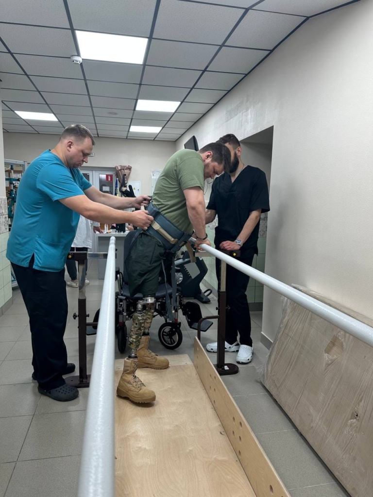 Франківські медики вчать ходити на протезах військового, що пройшов важке поранення і кому 2