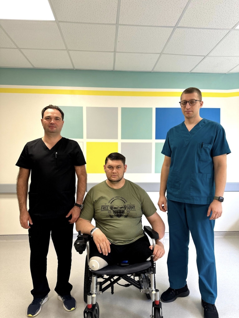 Франківські медики вчать ходити на протезах військового, що пройшов важке поранення і кому 1