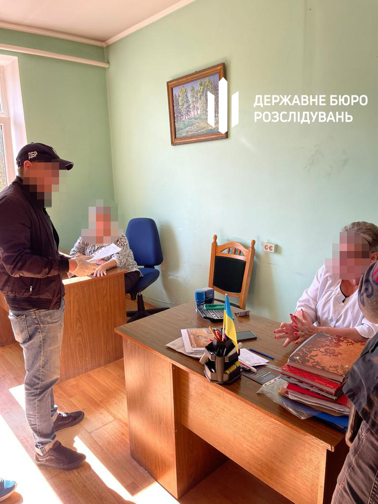 На Львівщині посадовиця при затриманні на хабарі намагалася з’їсти сто доларів 1