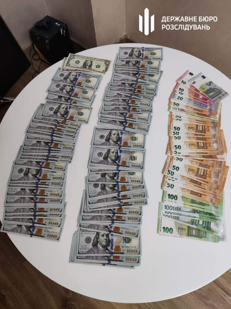 На Львівщині посадовиця при затриманні на хабарі намагалася з’їсти сто доларів 2