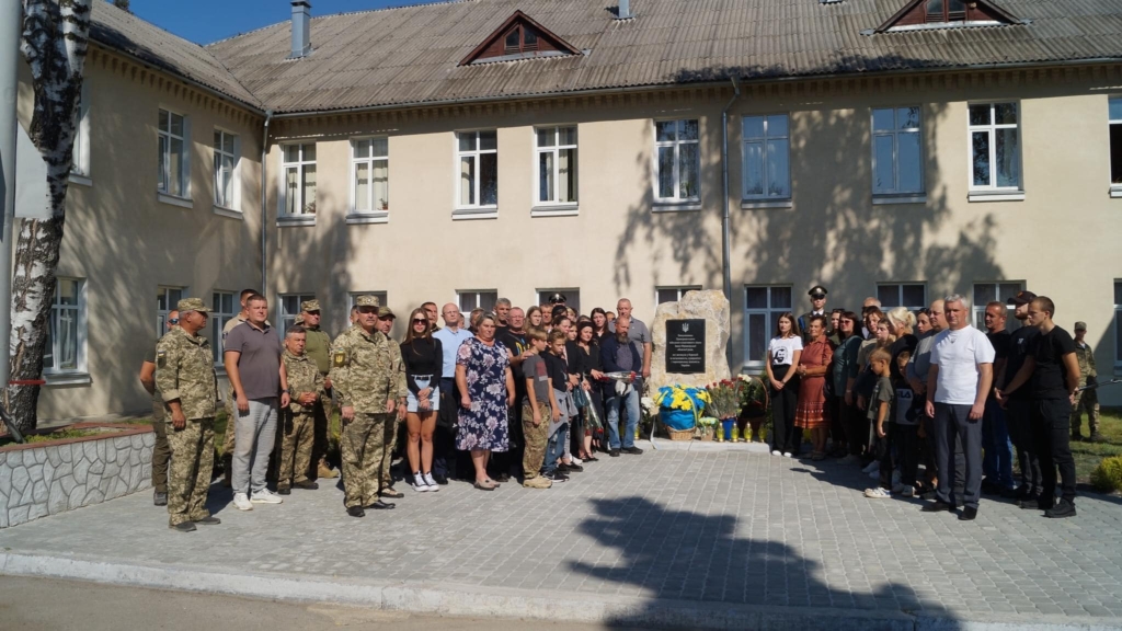 У Прикарпатському військово-спортивному ліцеї відкрили пам'ятник випускникам, які загинули на війні 5
