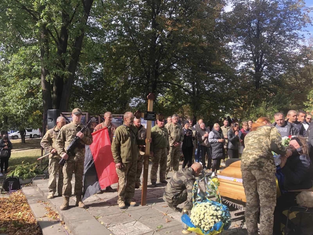 Верховинці на колінах зустріли загиблого героя Василя Томащука