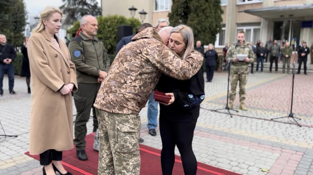 У Надвірній рідним 12 полеглих захисників вручили ордени "За мужність" 1