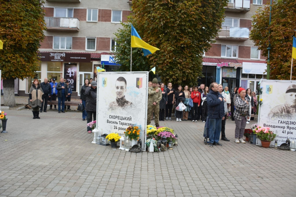 У Надвірній рідним 12 полеглих захисників вручили ордени "За мужність" 2