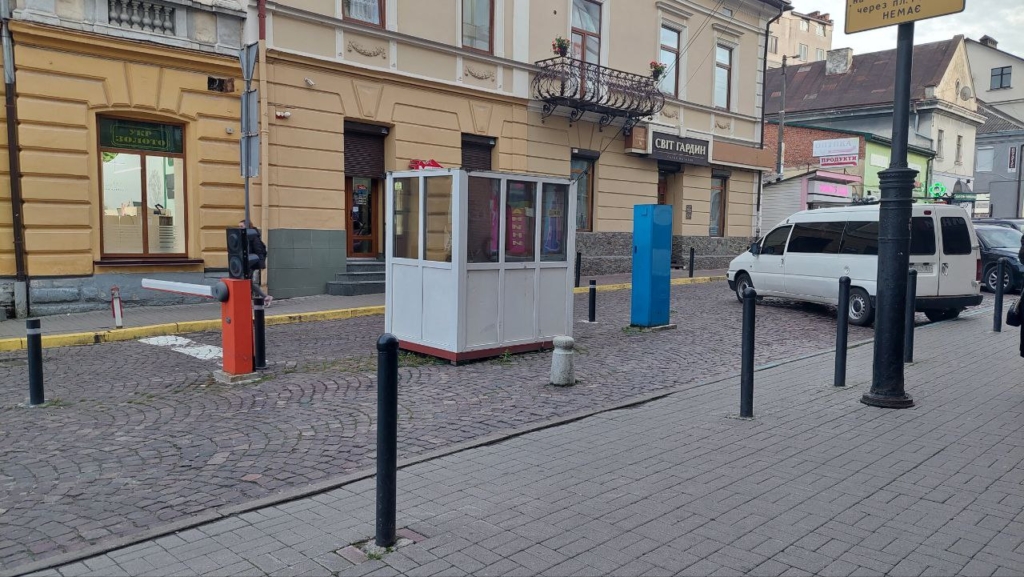 У центрі Франківська гроші за паркування збирає ФОП Сочавська, договір з якою закінчився два місяці тому 4