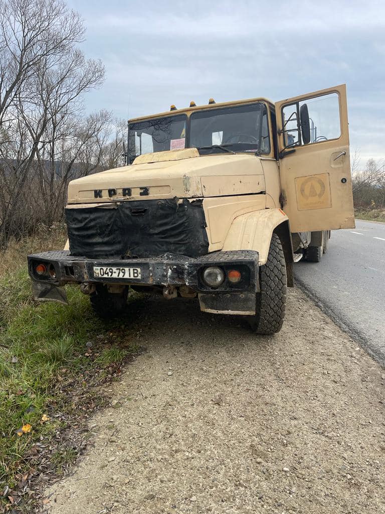 На Долинщині вантажівка зіткнулася з автобусом - травмовані троє дорослих та двоє дітей 1