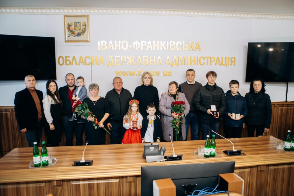 Ордени "За мужність" отримали рідні сімох загиблих захисників з Прикарпаття 3