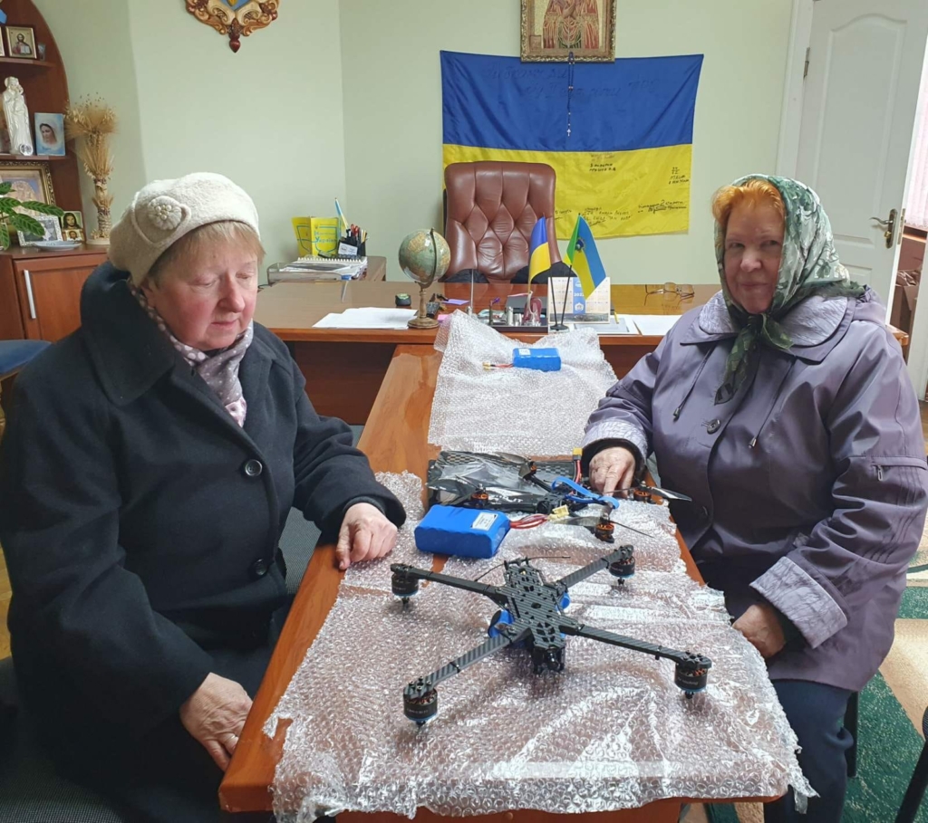 Дві пенсіонерки з Рожнятова купили дрони-камікадзе для 10 бригади 1