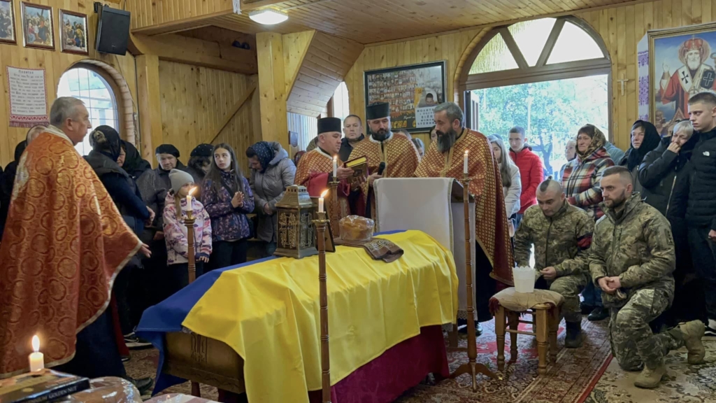 У Надвірній провели в останню дорогу захисника Ігоря Яцка 1