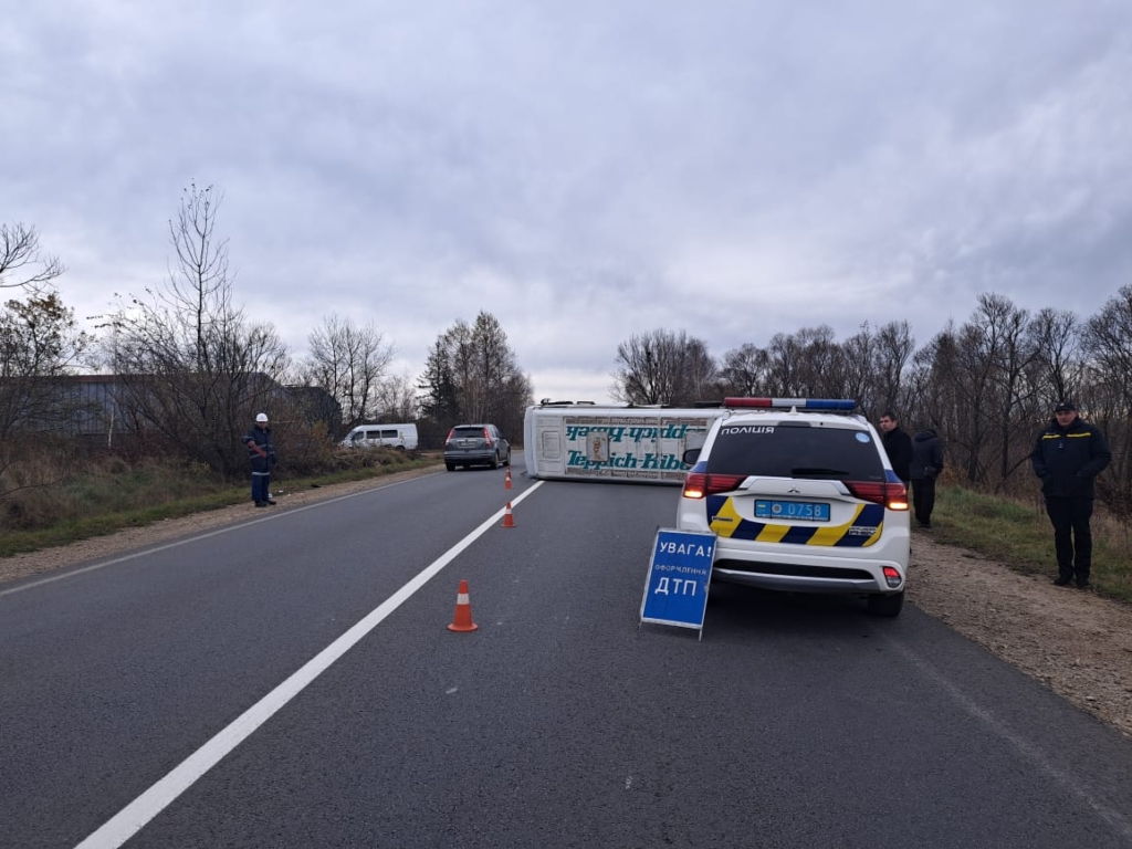 На Долинщині вантажівка зіткнулася з автобусом - травмовані троє дорослих та двоє дітей 2