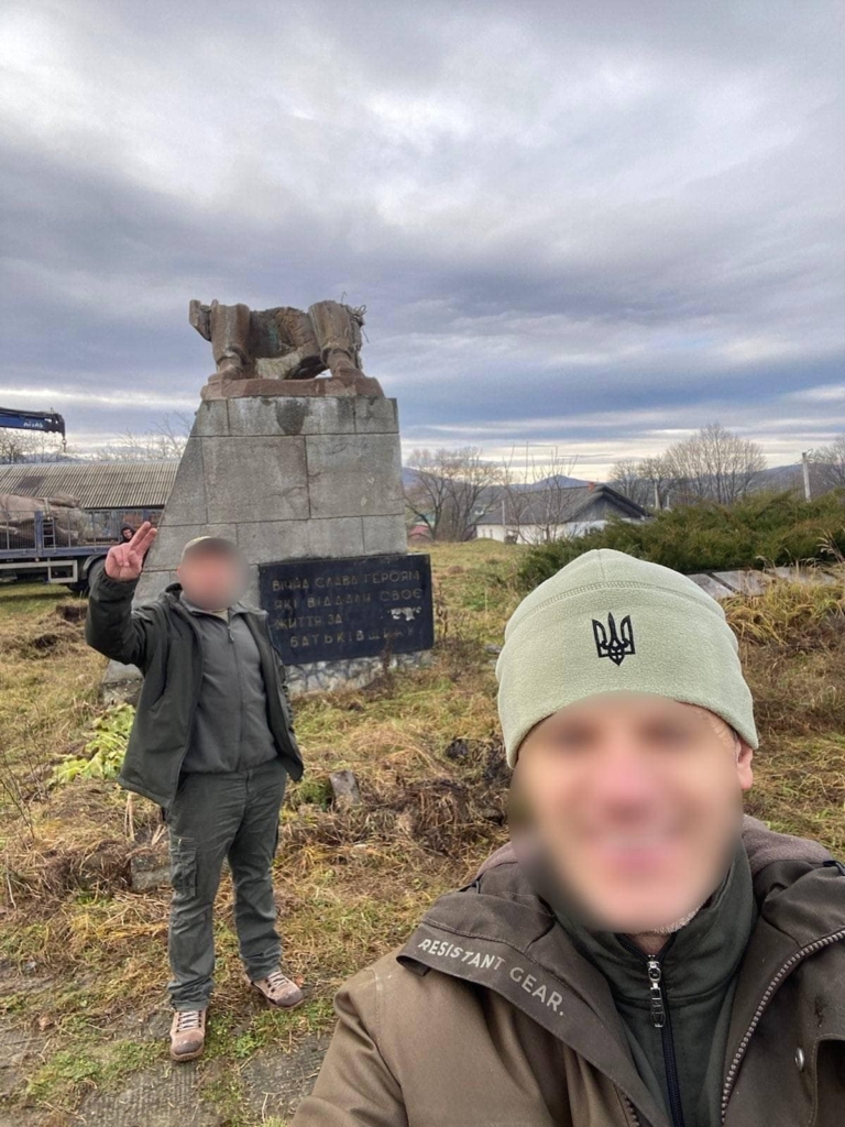 На Косівщині знесли радянський монумент 2