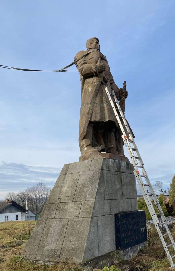 На Косівщині знесли радянський монумент 1