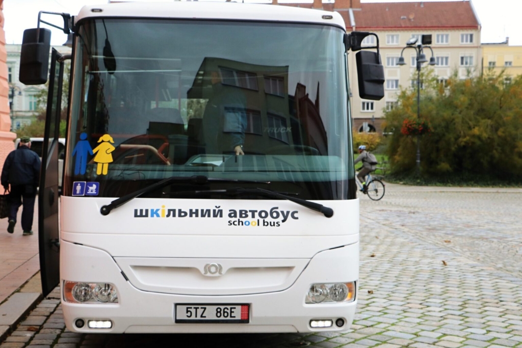 Надвірній подарували шкільний автобус з Чехії 1
