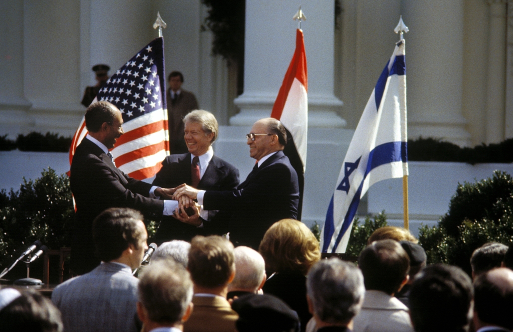 Менахем Бегін і Анвар Садат підписують мирний договір у США