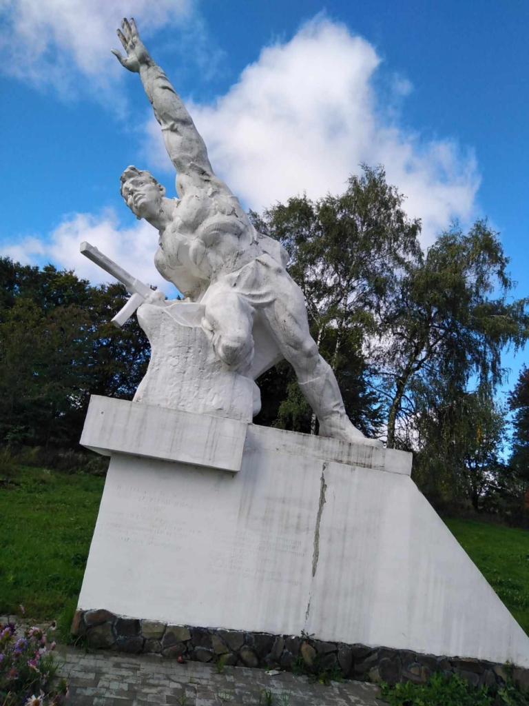 У двох селах на Прикарпатті відмовилися демонтувати радянські пам’ятники 3