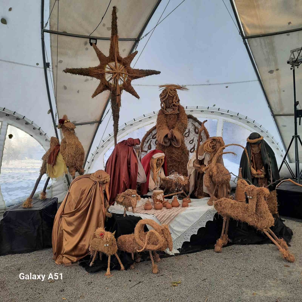 Понад 400 кг сіна й соломи: у франківському Палаці Потоцьких готують особливу різдвяну виставку 1