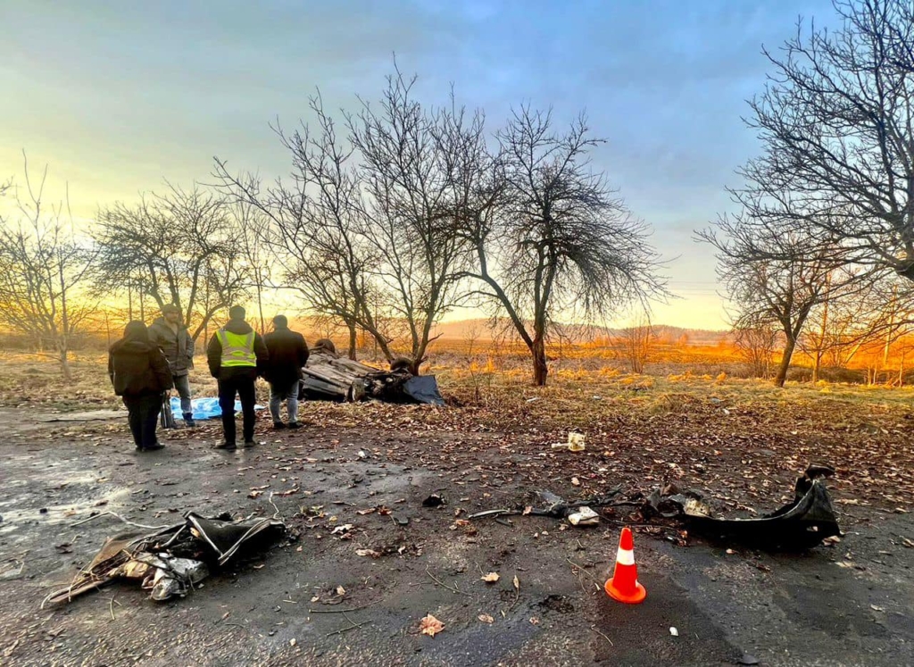 На Косівщині водій автомобіля в'їхав у дерево, пасажирка загинула. ФОТО 2