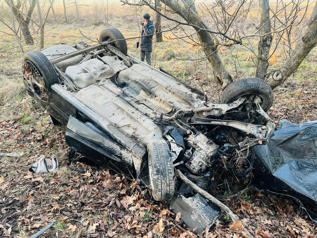 На Косівщині водій автомобіля в'їхав у дерево, пасажирка загинула. ФОТО 1