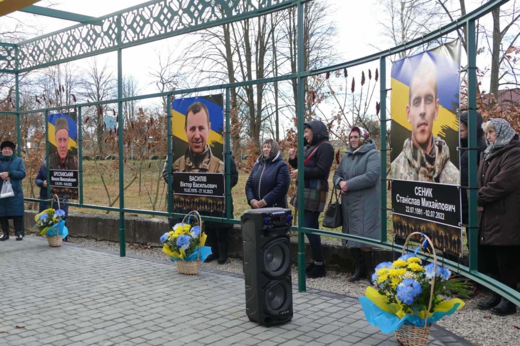 У Калуському районі відкрили меморіал пам'яті полеглим захисникам 1
