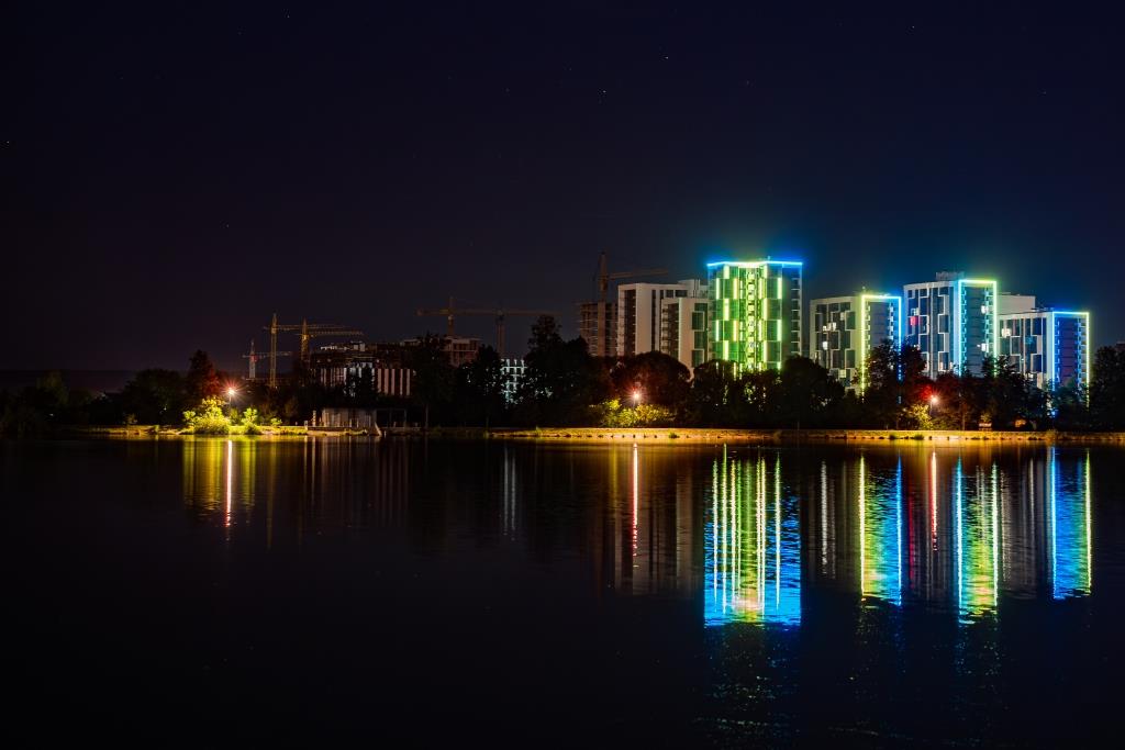 Будівництво біля міського озера в Івано-Франківську