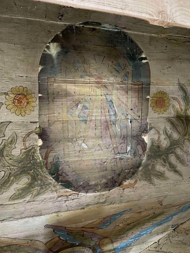 На Коломийщині під час реставрації храму знайшли приховані тризуби 1