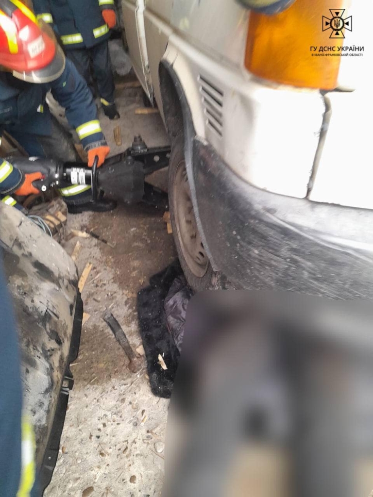 На Калущині чоловіка насмерть придавило автобусом 