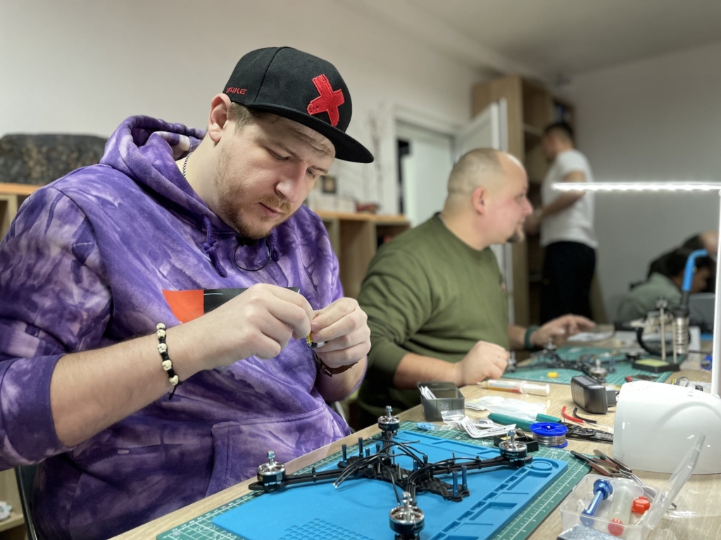 Треба лише запчастини і бажання: як прикарпатці збирають FPV-дрони 1