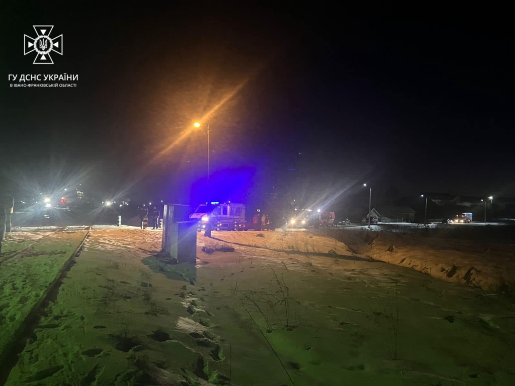 Біля Ямниці авто зіткнулося з потягом