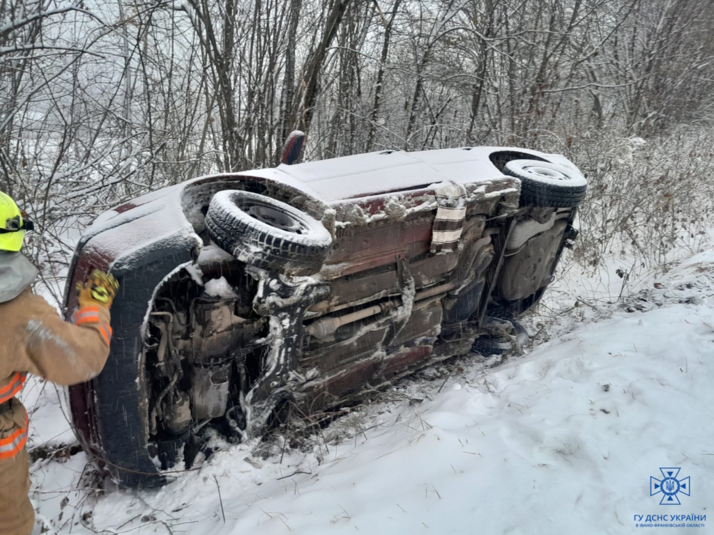 Прикарпатські рятувальники витягли із заметів рейсовий автобус 1