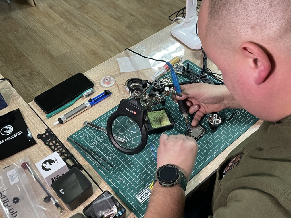 як прикарпатці збирають FPV-дрони