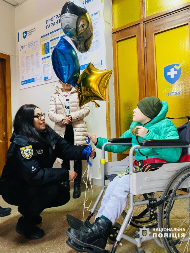 Франківські поліцейські подарували шеврони і форму хлопчику з інвалідністю 1