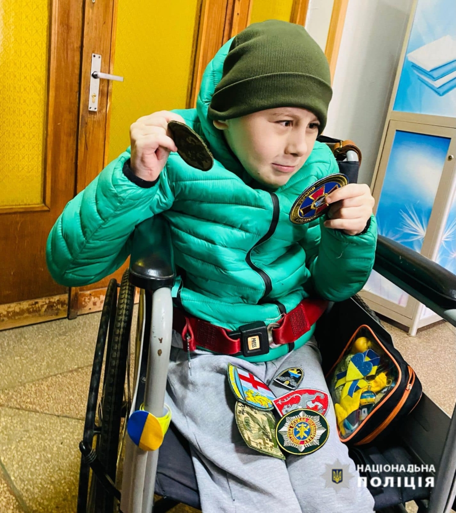 Франківські поліцейські подарували шеврони і форму хлопчику з інвалідністю 2