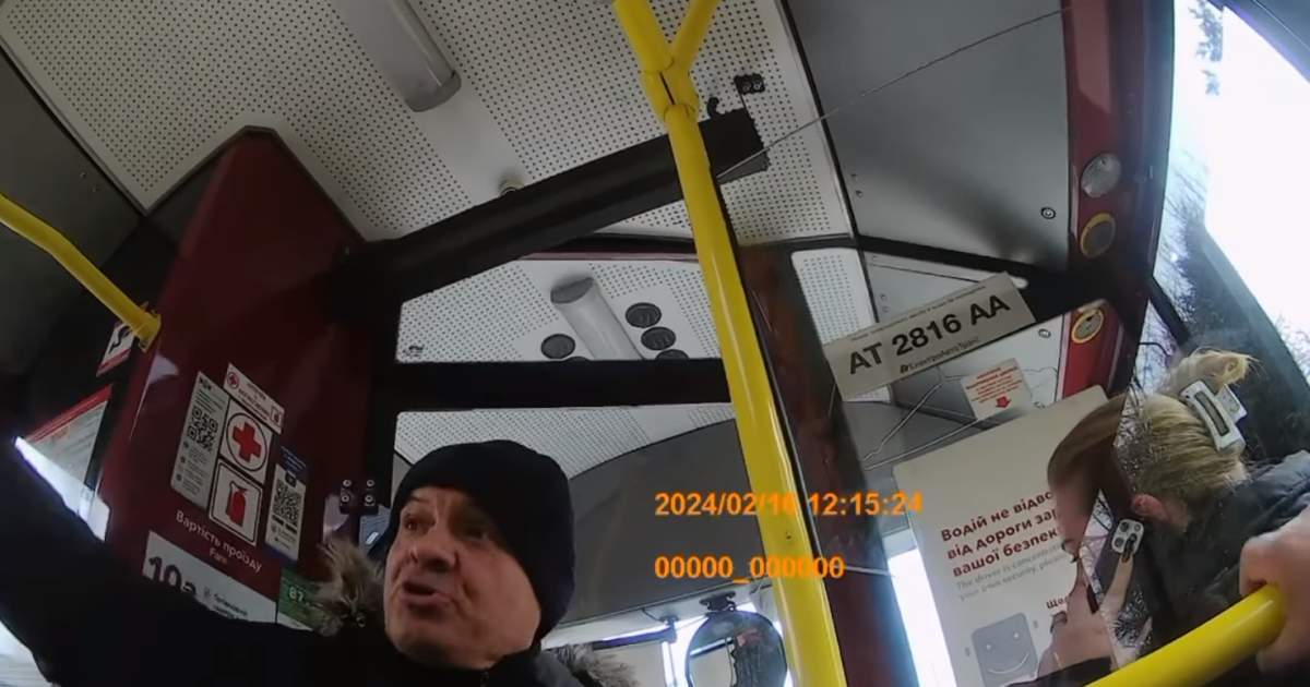 У Франківську в комунальному автобусі контролерці розбили ніс | Курс