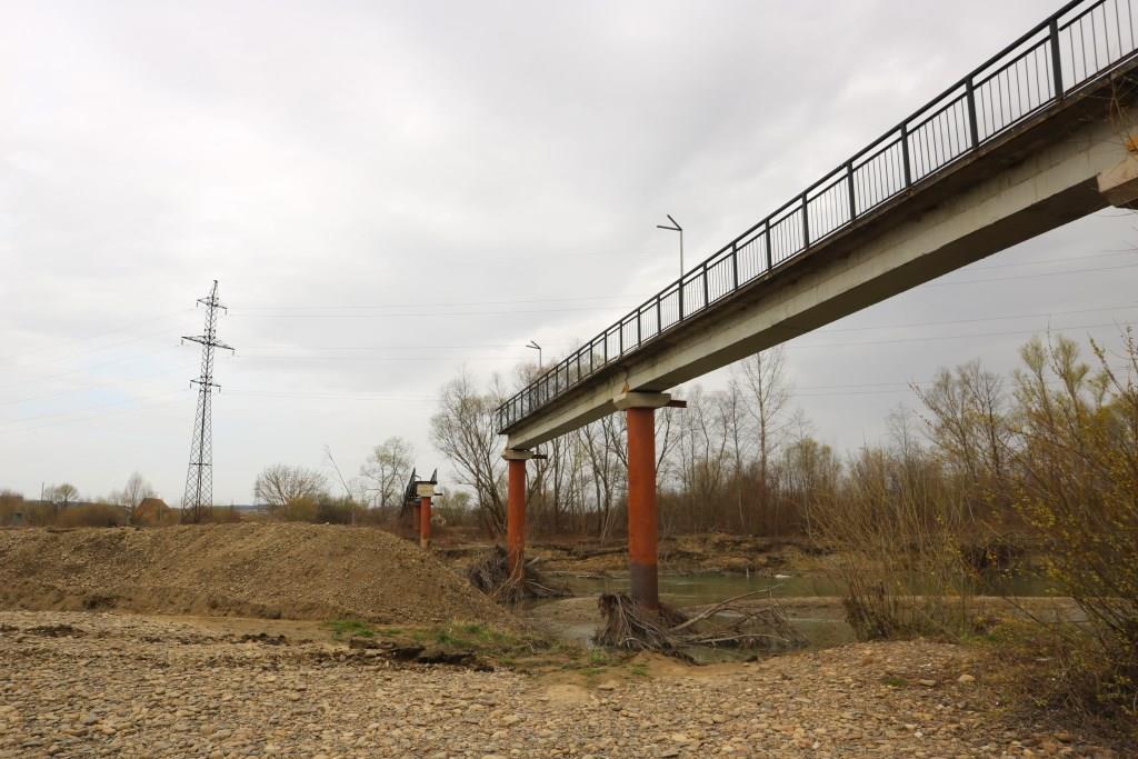 Пішохідний міст через Бистрицю обвалився - ремонт почали в березні 2024