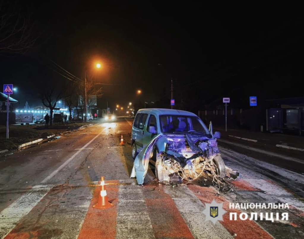 У Франківську зіткнулися дві автівки, один з водіїв у лікарні 2