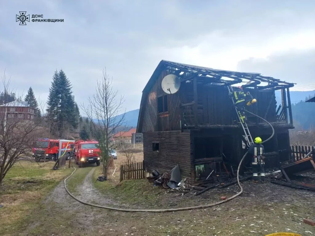 Рятувальники в Татарові загасили пожежу сауни і врятували будинок 1