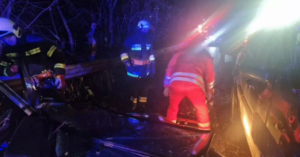 У Делятині рятувальники вивільнили людину з понівеченої в ДТП автівки 1