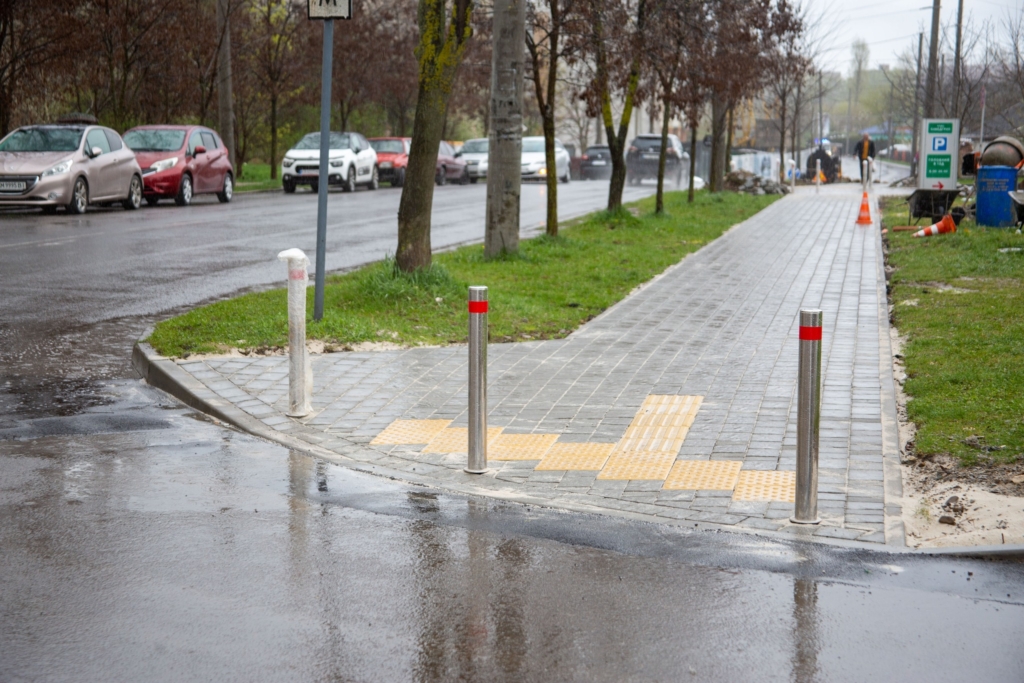 У Франківську роблять тротуари доступнішими для людей з інвалідністю 1