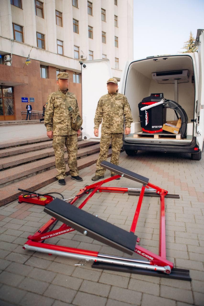 Прикарпатським військовим на Харківщину передали обладнання для ремонту авто 1