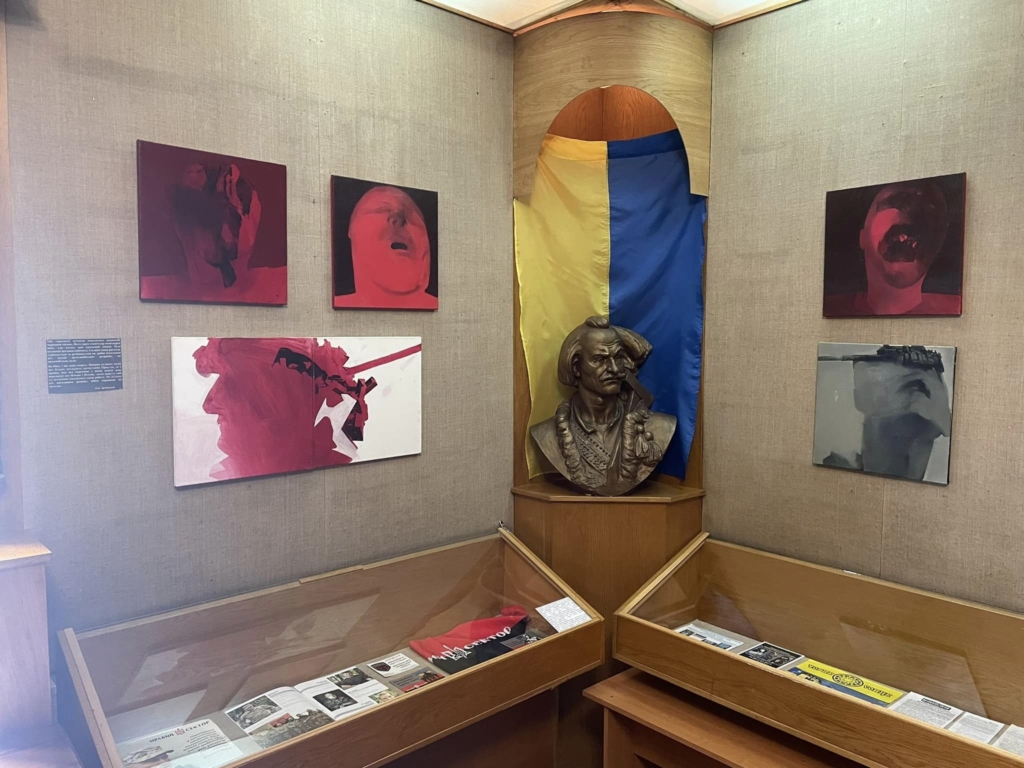 У Музеї визвольної боротьби відкрили виставку полеглого захисника, художника Олега Дробоцького 1