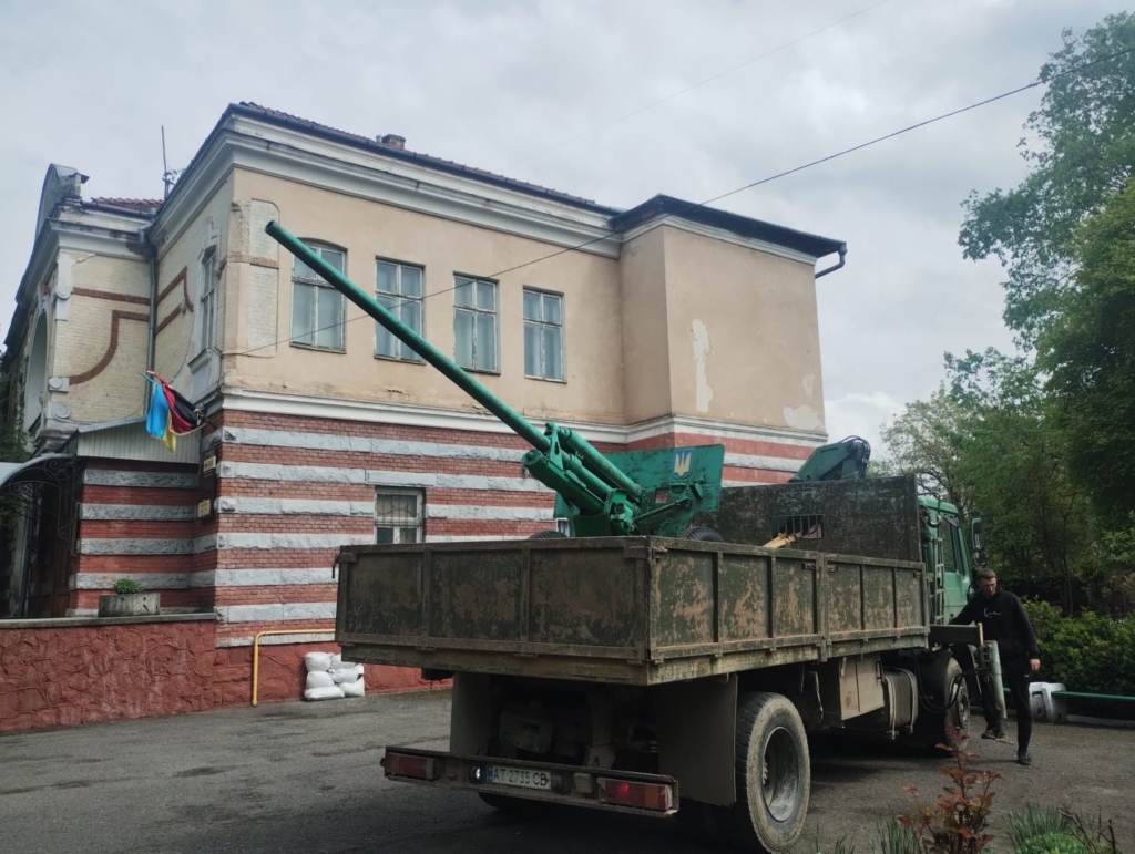 В рамках декомунізації демонтували радянський пам'ятник у с. Незвисько - гармату