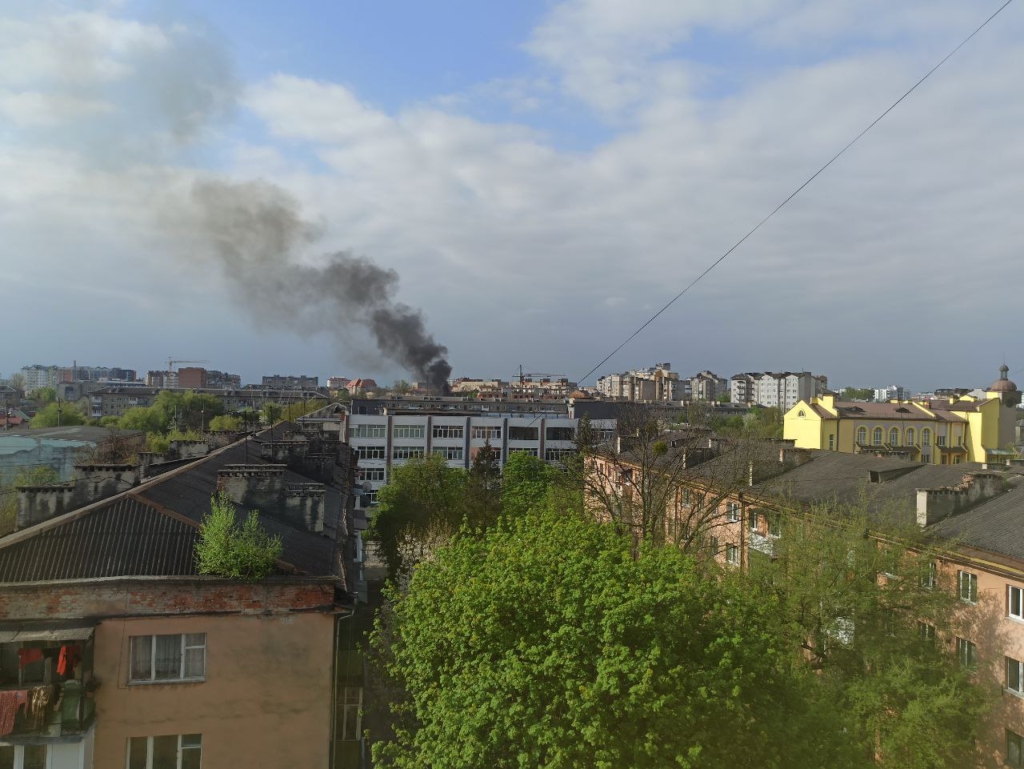 У Франківську загасили пожежу на території автотранспортного підприємства, яку готують під забудову 2