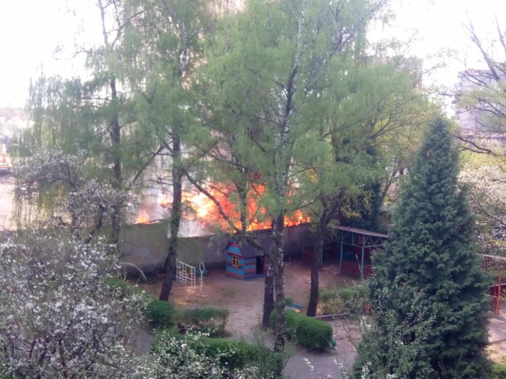 У Франківську загасили пожежу на території автотранспортного підприємства, яку готують під забудову 1