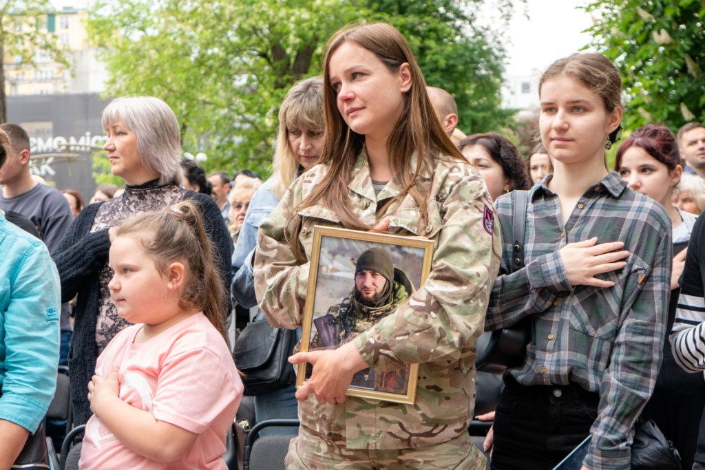 У Франківську рідним загиблих бійців вручили нагороду "Почесний громадянин міста" 2