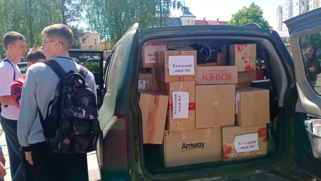 У Калуському ліцеї на ярмарках зібрали кошти і придбали авто для ЗСУ 1
