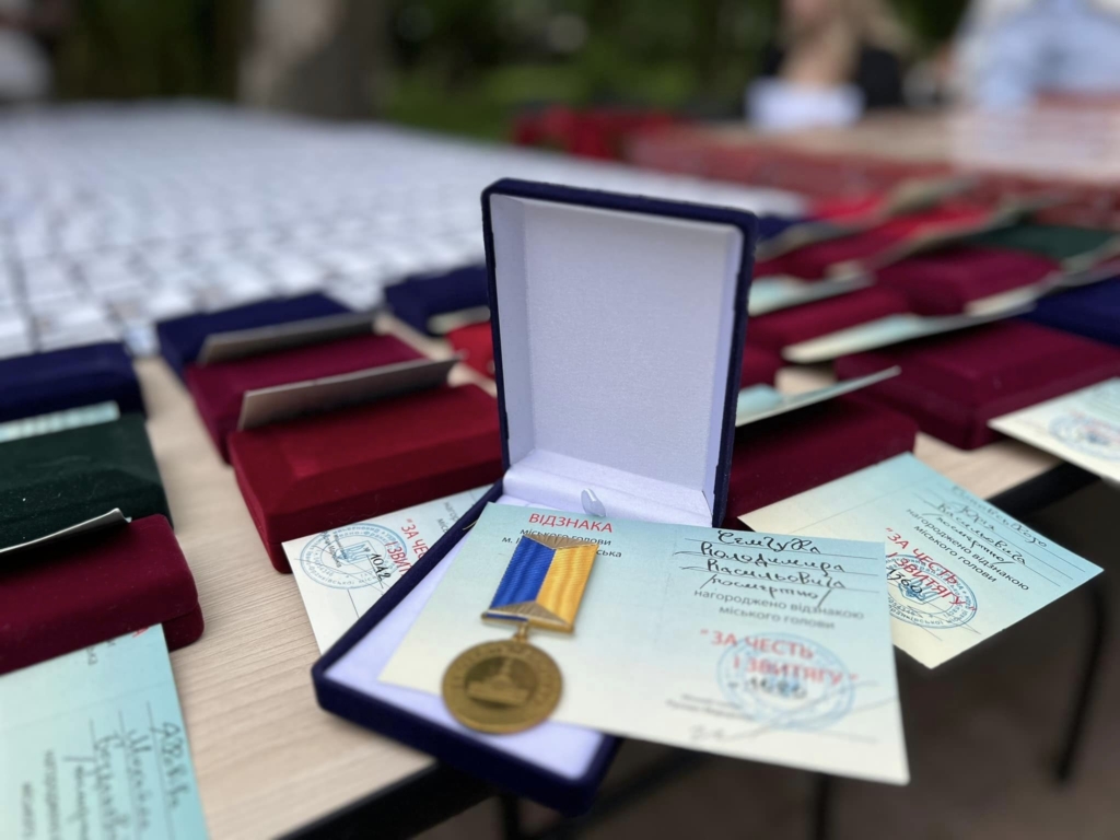У Франківську рідним загиблих бійців вручили нагороду "Почесний громадянин міста" 1