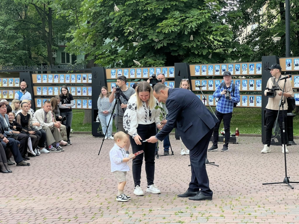 У Франківську рідним загиблих бійців вручили нагороду "Почесний громадянин міста" 3