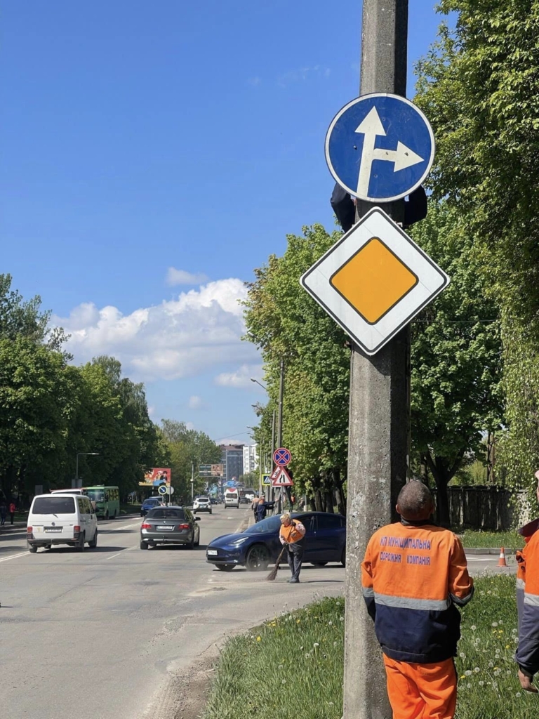 Нові дорожні знаки на вул. Довженка